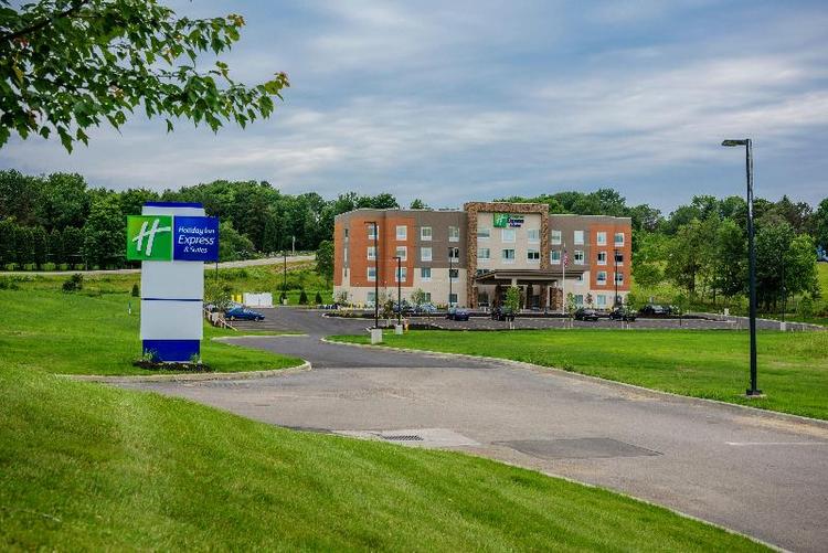 Holiday Inn Express and Suites Jamestown
