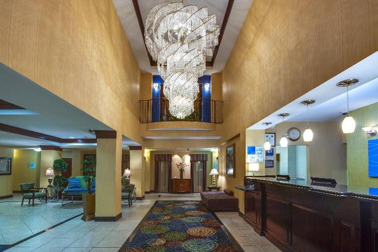 Holiday Inn Express and Suites Tower Center New Br