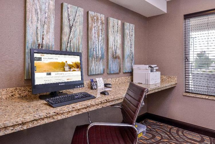 Holiday Inn Express and Suites Emporia Northwest