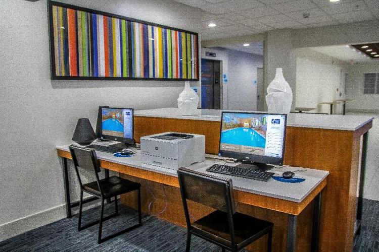 Holiday Inn Express and Suites Carlsbad