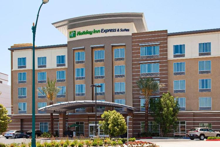 Holiday Inn Express and Suites Anaheim Resort Area