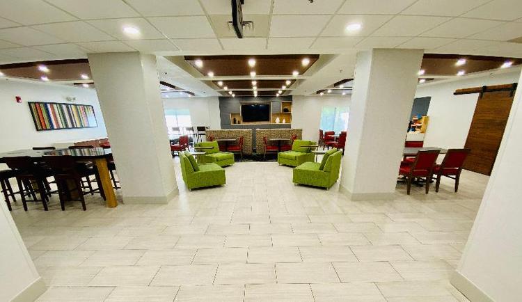 Holiday Inn Express and Suites Chesapeake