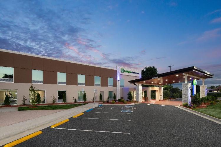 Holiday Inn Express and Suites Wilson I 95