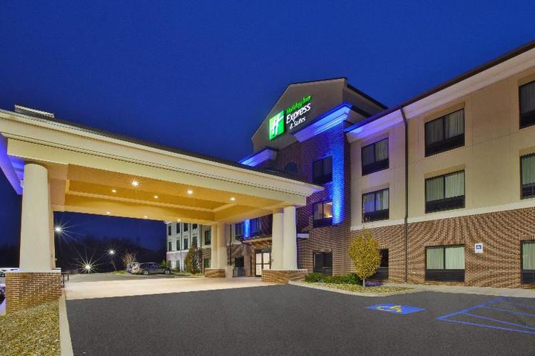 Holiday Inn Express and Suites Washington Meadow L