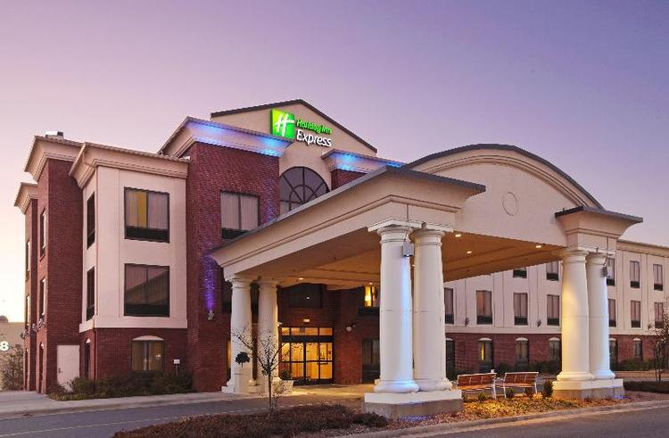 Holiday Inn Express and Suites Pine Bluff Pines Ma