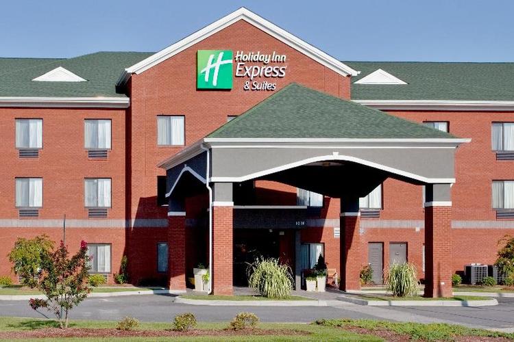 Holiday Inn Express & Suites Suffolk