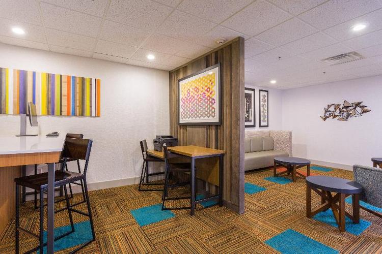 Holiday Inn Express and Suites Petersburg Fort Lee
