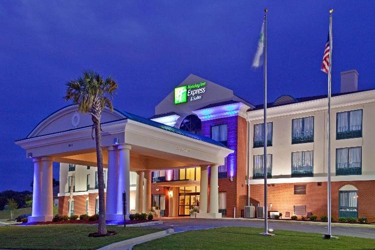 Holiday Inn Express and Suites Selma