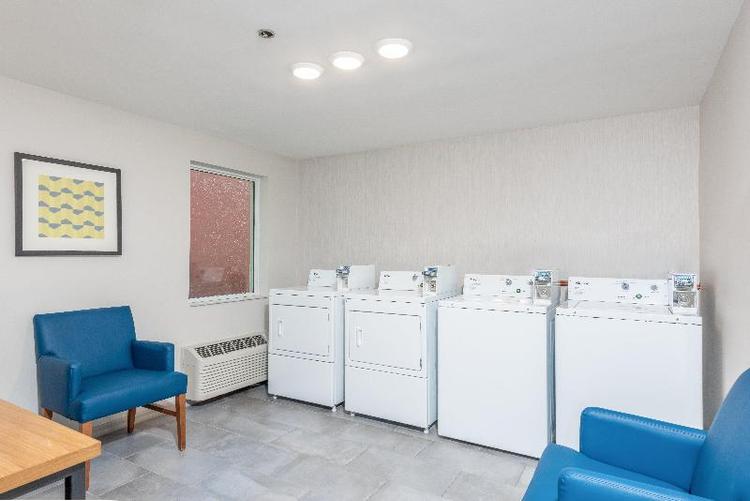 Holiday Inn Express and Suites Bradenton West