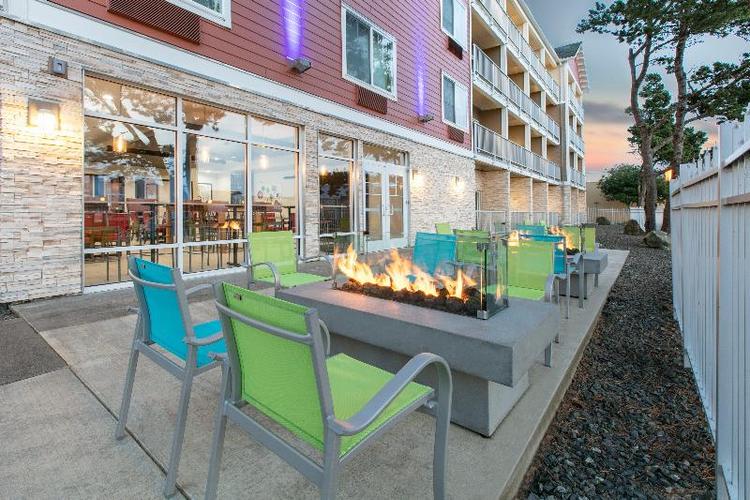 Holiday Inn Express and Suites Seaside Convention