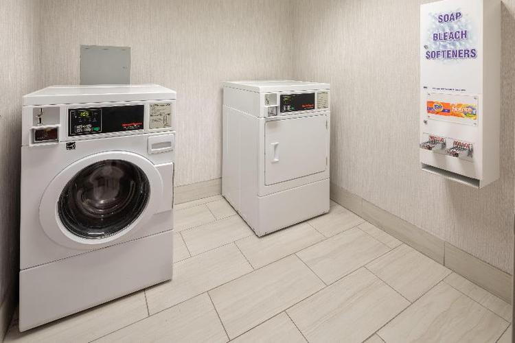 Holiday Inn Express and Suites Bradley Airport
