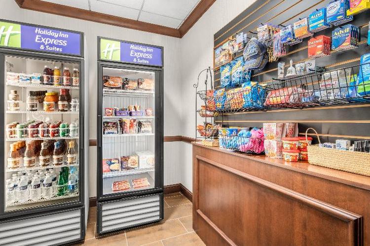 Holiday Inn Express and Suites Wilmington Newark