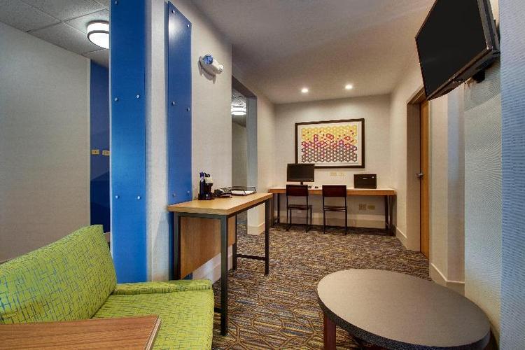 Holiday Inn Express and Suites Morris