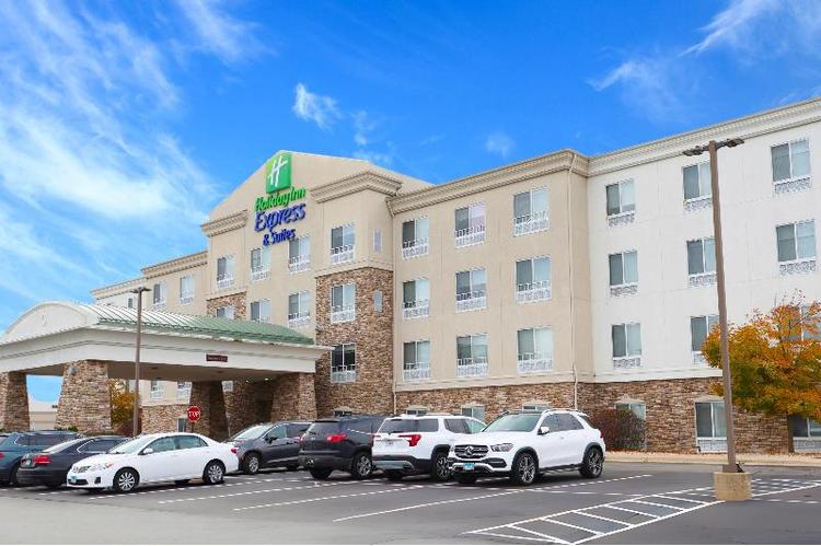 Holiday Inn Express and Suites Chicago North Wauke
