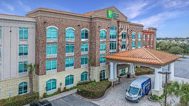 Holiday Inn Express and Suites Charleston Arpt Con