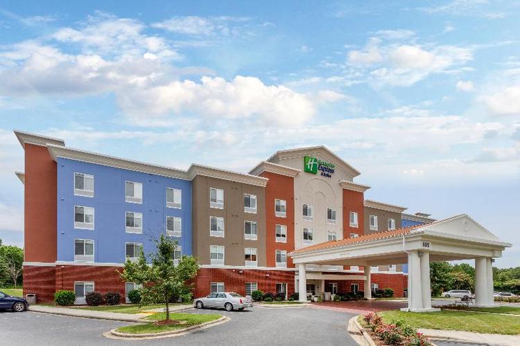 Holiday Inn Express and Suites Charlotte Arrowood