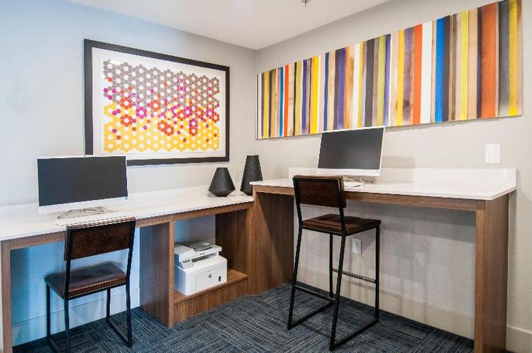 Holiday Inn Express & Suites Dallas-North Tollway
