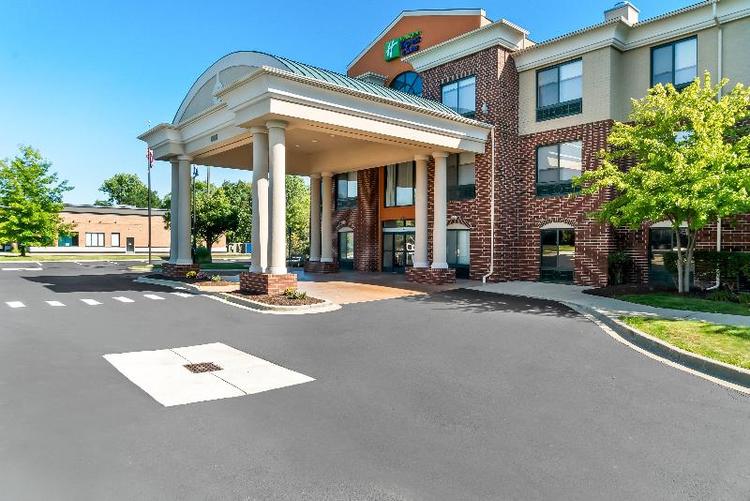 Holiday Inn Express and Suites Detroit Novi
