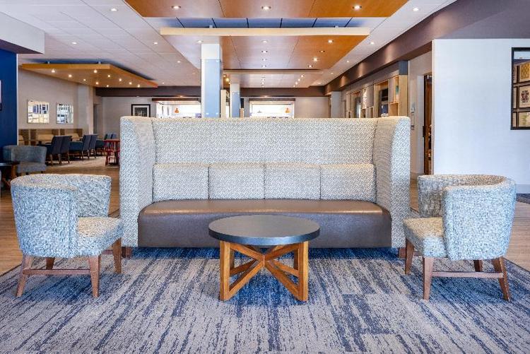 Holiday Inn Express and Suites Ft. Washington Phil