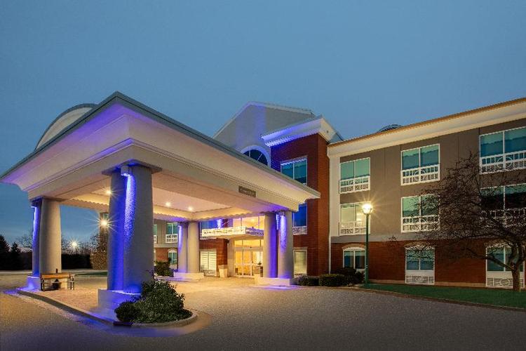 Holiday Inn Express and Suites Grand Rapids North