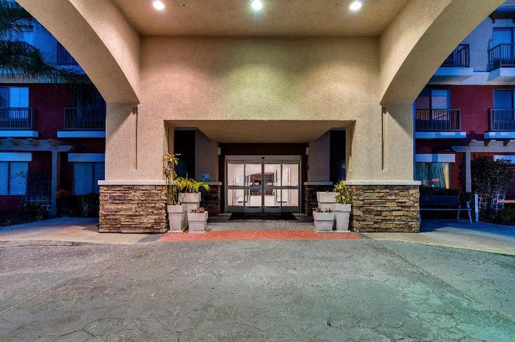 Holiday Inn Express and Suites Lake Elsinore
