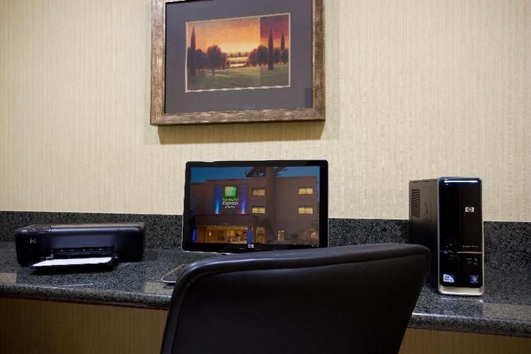 Holiday Inn Express & Suites Woodland Hills