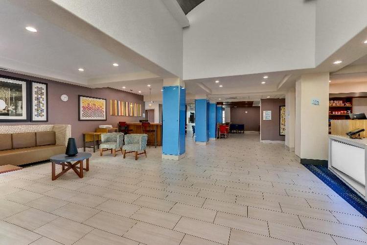 Holiday Inn Express and Suites Lake Worth Nw Loop