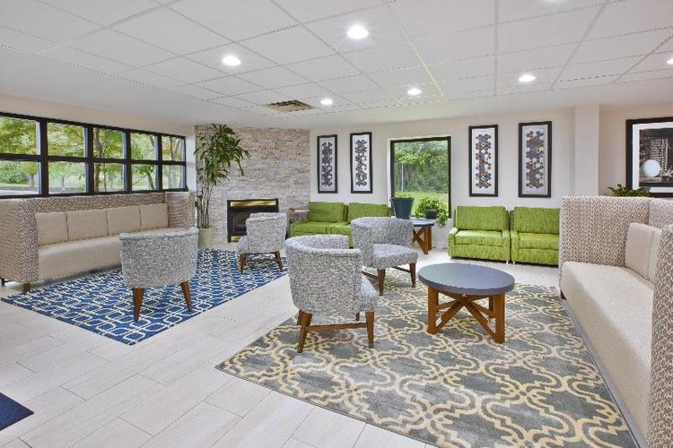 Holiday Inn Express and Suites Cincinnati Northeas