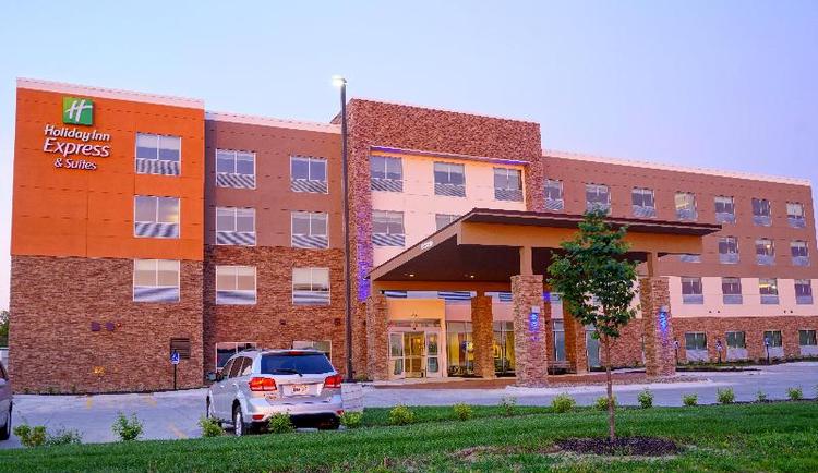 Holiday Inn Express and Suites Omaha Millard Area