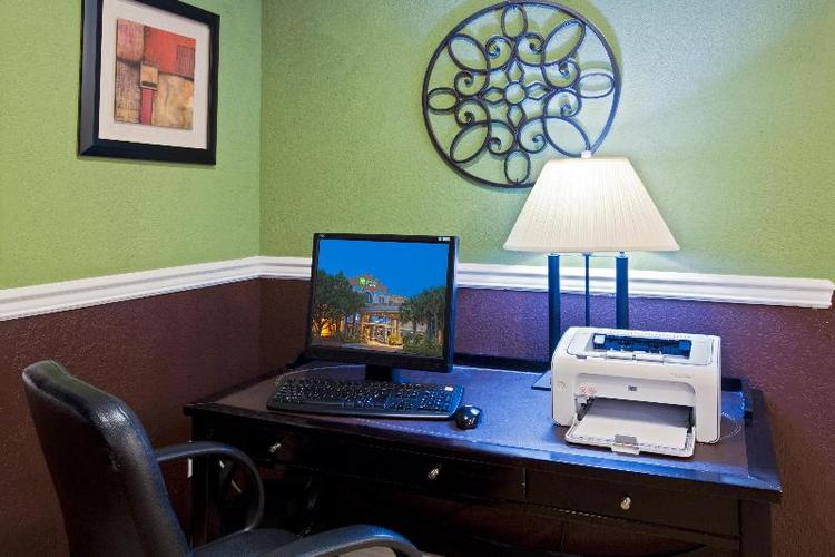 Holiday Inn Express and Suites West Palm Beach Met