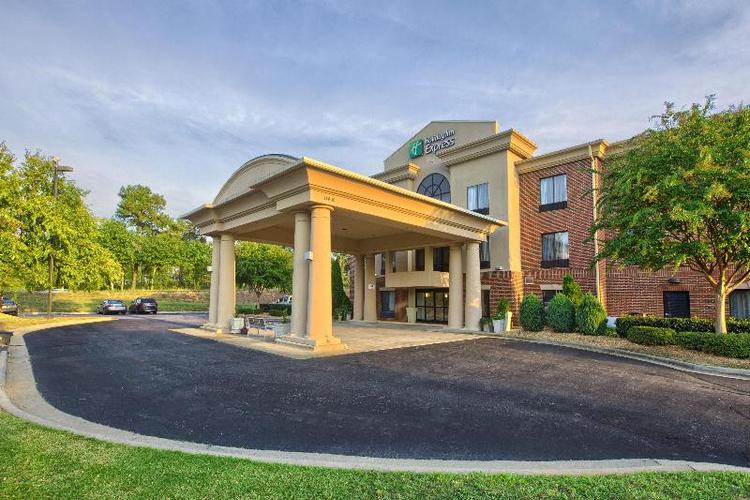 Holiday Inn Express and Suites Raleigh North Wake