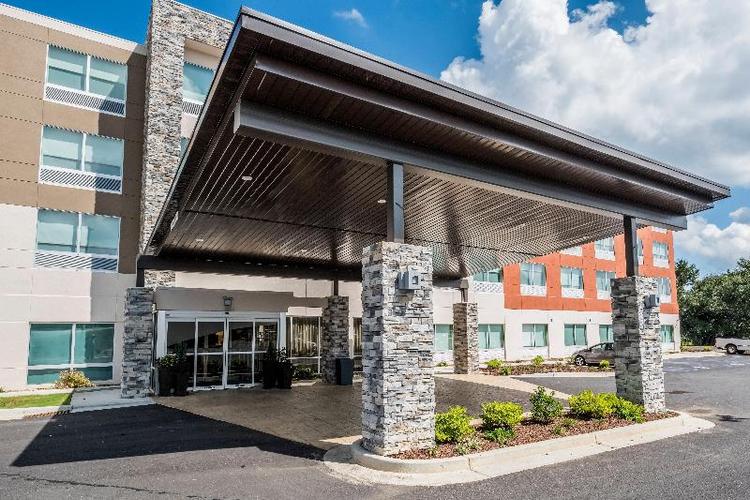 Holiday Inn Express Suites Commerce