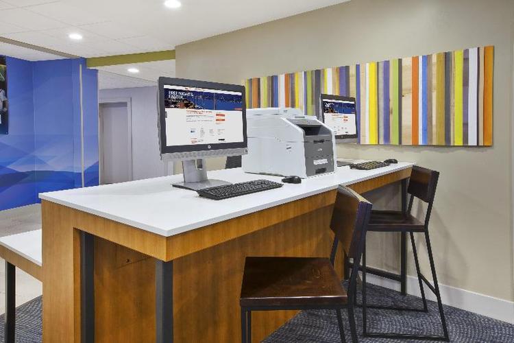 Holiday Inn Express and Suites Parkersburg East