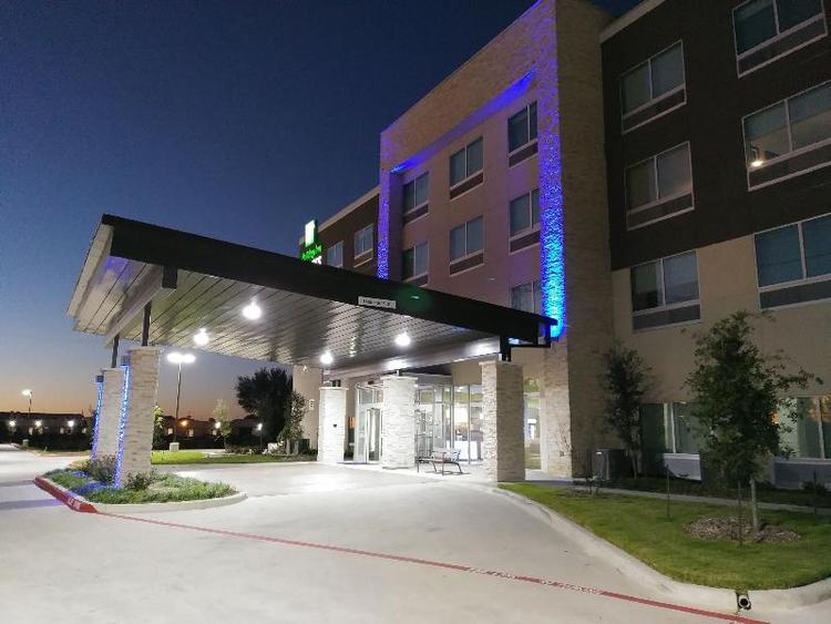 Holiday Inn Express and Suites Dallas Northeast-Ar
