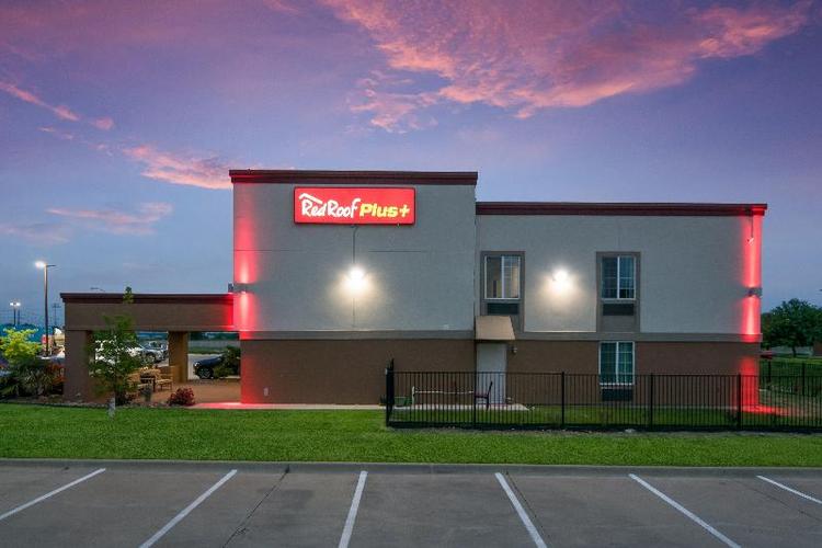 Red Roof PLUS+ Fort Worth - Burleson