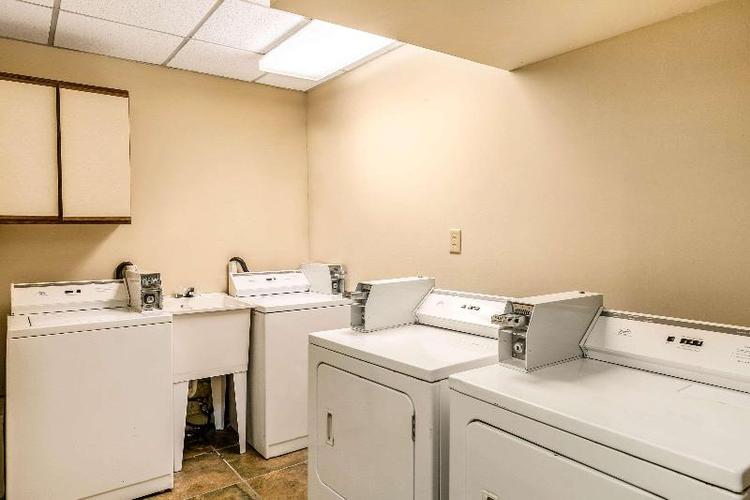 Econo Lodge Inn & Suites University