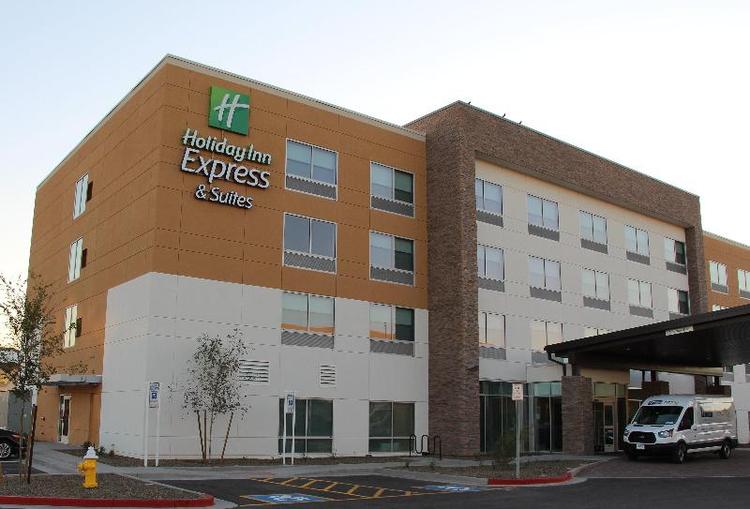 Holiday Inn Express & Suites Phoenix - Airport No