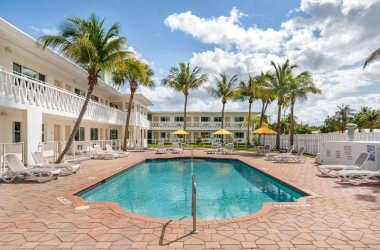 Downtown Hollywood Gardens Inn & Suites