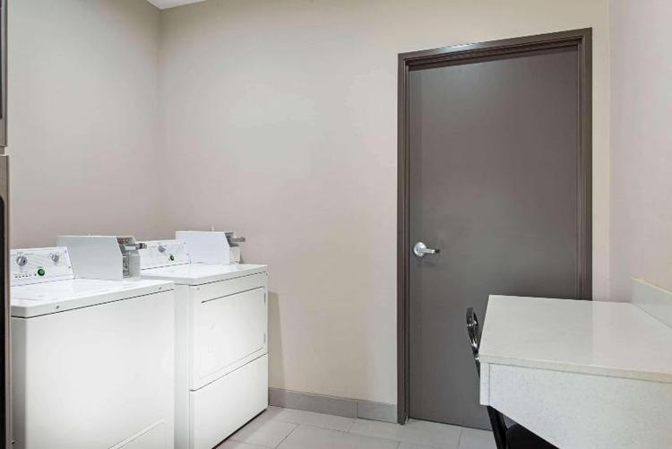 La Quinta Inn Suites By Wyndham Lake Charles Westl