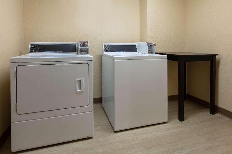 Days Inn & Suites by Wyndham Florence Jackson Area