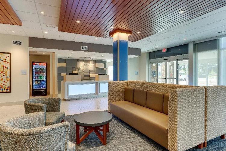 Holiday Inn Express & Suites Roanoke Civic Center
