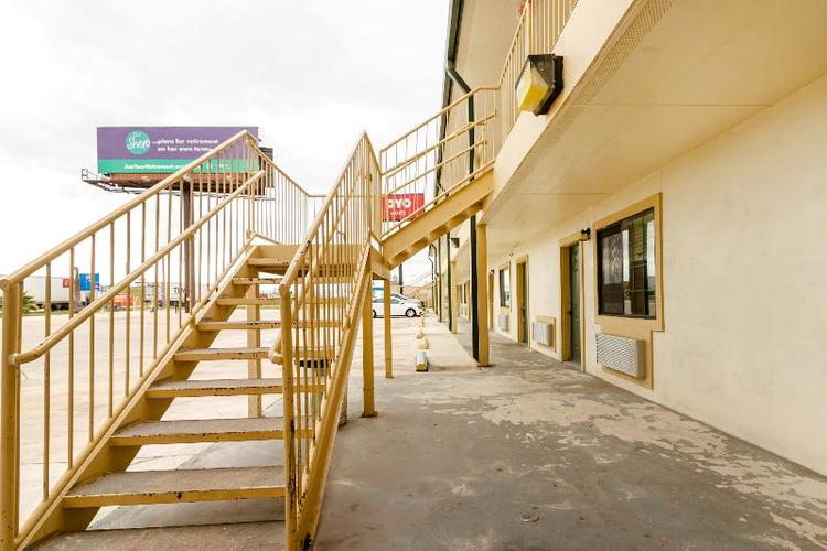 OYO Garden Inn and Suites Pearsall I-35 East