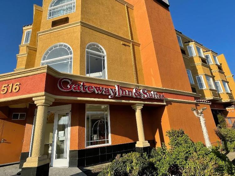 Gateway Inn And Suites Hotel