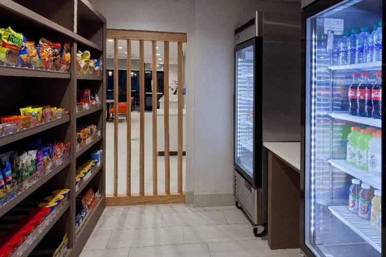 Holiday Inn Express & Suites Fayetteville, an IHG