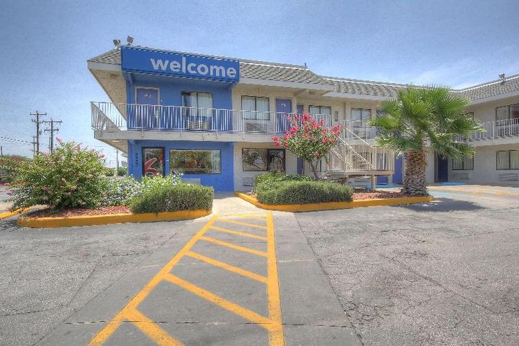 Motel 6 San Antonio, TX - Fort Sam Houston