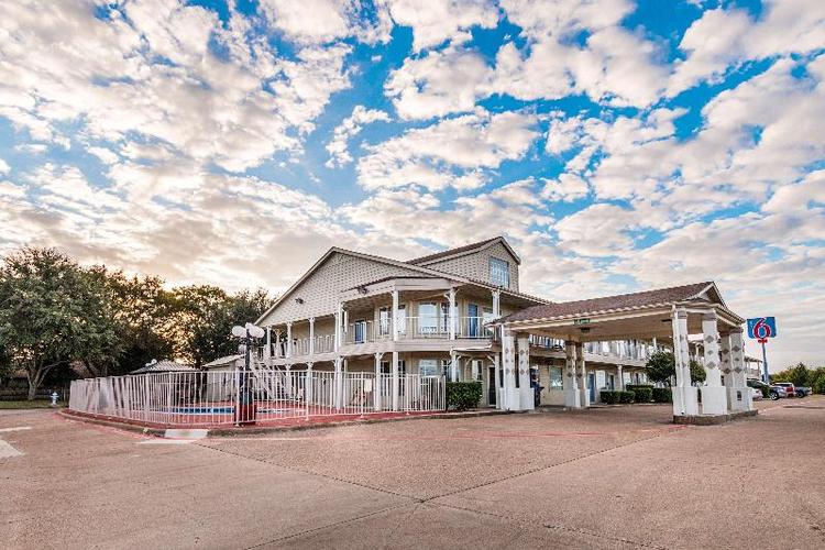 Motel 6 Waxahachie, TX