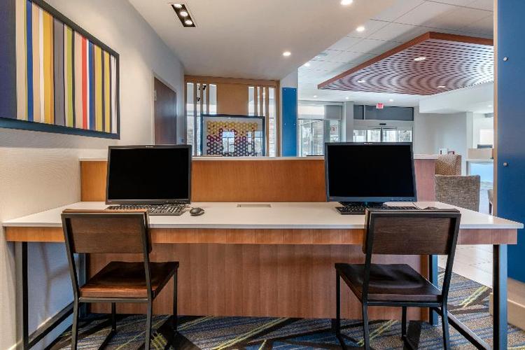 Holiday Inn Express and Suites Carlisle SW I-81