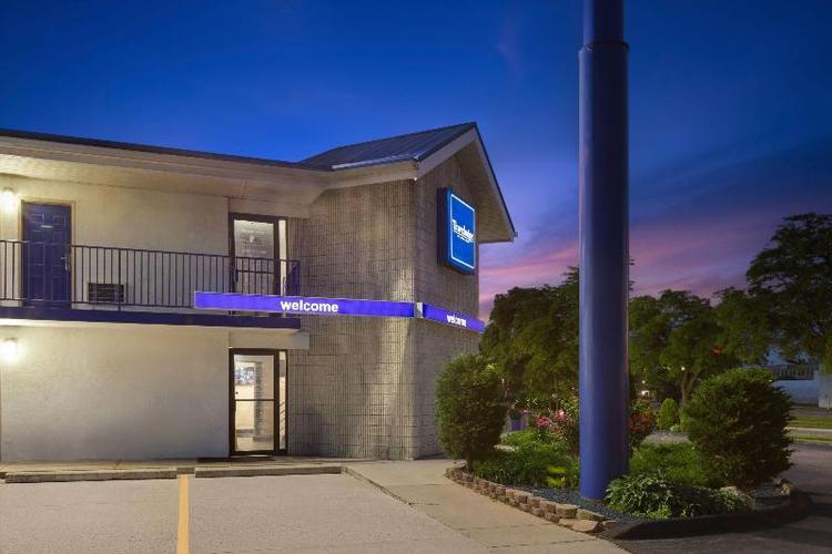 Travelodge by Wyndham Madison Heights MI