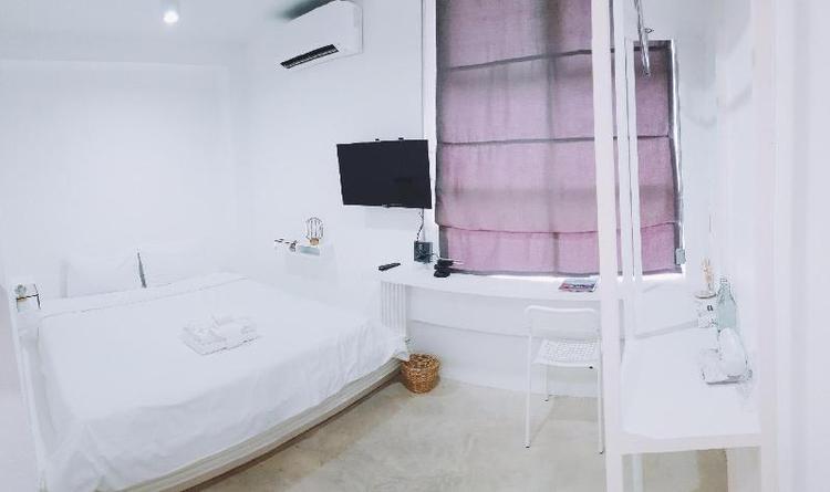 Flat White Cafe X Poshtel