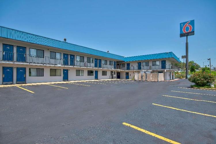Motel 6 Russellville, AR
